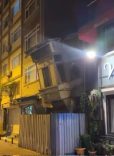 Bakırköy’de metruk binanın ikinci katı sokağa yıkıldı