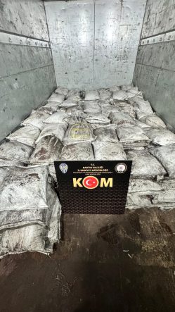 Bartın’da evin deposunda 8 ton titanyum ele geçirildi