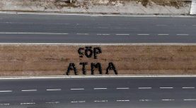 Belediye personeli topladığı çöplerden ‘çöp atma’ yazdı