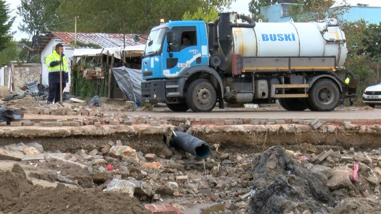 Bursa Mudanya’da sağanakta su basan evlerde temizlik ve hasar tespit çalışmaları sürüyor