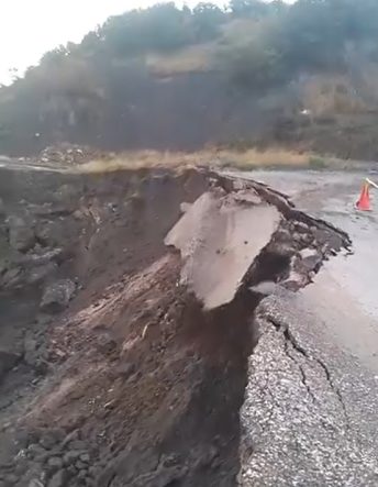 Tokat’ta heyelan; köy yolunun çökme anı kamerada