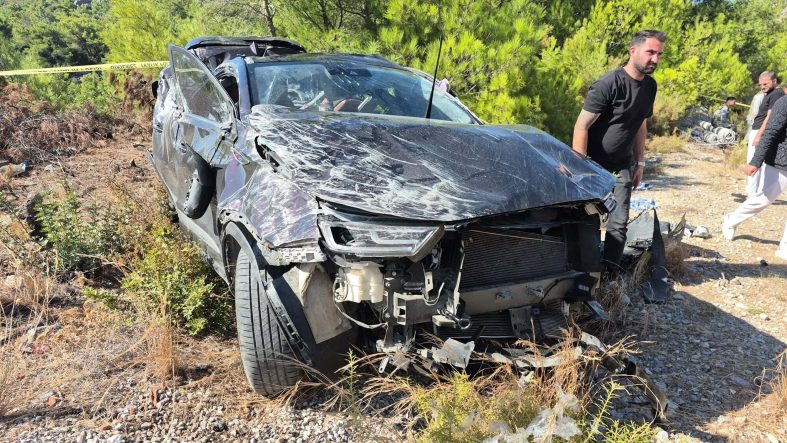 Otomobil bariyere ve elektrik direğine çarptı: 1 ölü, 3 yaralı