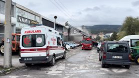 Kütahya’da oto galerinin çatısı yandı