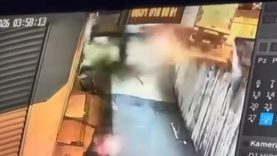 Beylikdüzü’nde otomobilin iş yeri duvarına çarptığı kaza kamerada: 1 ağır yaralı