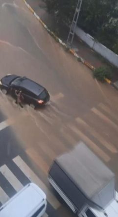 Sultanbeyli’de yağmur suyunda sürüklenerek yere düşen çocuğa sürücü yardım etti
