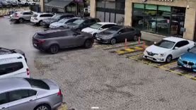 Çekmeköy’de sürücü fren yerine gaza bastı; cip çarptığı otomobille kafeye girdi / Ek bilgi