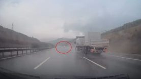 Otomobil kayganlaşan yolda bariyerlere çarptı