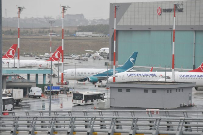 İstanbul Havalimanı’nda haczedilen İran havayolu şirketinin uçağının bekleyişi sürüyor / Uçaktan görüntü eklendi