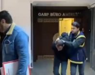 ‘Park yeri’ kavgasında otomobilin lastikleri patlatıldı; olay kamerada