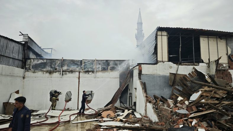 Ankara’da çıkan yangında iki mobilya dükkanı kullanılamaz hale geldi