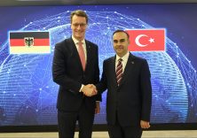 Bakan Kacır, Almanya’nın Kuzey Ren-Vestfalya Eyaleti Başbakanı Wüst ile bir araya geldi