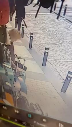 Kadıköy’de mağaza önündeki valiz hırsızlığı kamerada