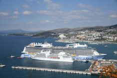 Kuşadası’na 2 kruvaziyerle 4 bin 694 turist geldi