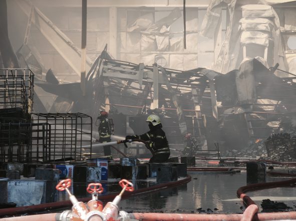Mersin’de temizlik malzemesi üretim tesisinde yangın (2)