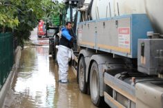 Mudanya’da su basan evlerde temizlik ve hasar tespiti sürüyor