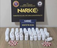 Otomobilde 3 bin 64 uyuşturucu hap ele geçirildi: 2 tutuklama