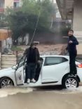 Sultanbeyli’de otomobil yağmur sonrası bir bölümü çöken yolda mahsur kaldı