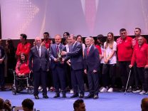 Vali Akbıyık’a ‘Spora destek veren devlet adamı’ ödülü
