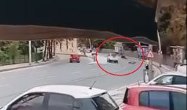 Ankara’da elektrikli bisiklet ile otomobilin çarpıştığı kaza anı kamerada