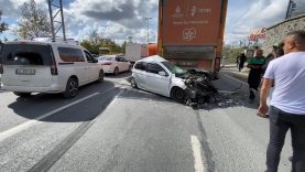 Arnavutköy’de 3 aracın karıştığı kazada otomobil kullanılamaz hale geldi: 1 yaralı