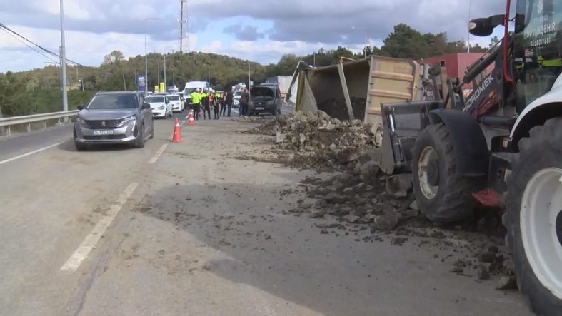 Arnavutköy’de hafriyat kamyonu refüje devrildi