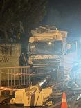 Arnavutköy’de seyir halindeki TIR, otobüs durağına daldı