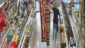 Avcılar’da kuruyemişçiden 26 paket kahve çaldı; fark edilince koşarak kaçtı