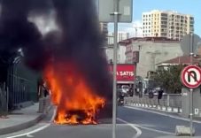Avcılar’da seyir halindeki otomobil alev alev yandı