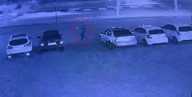 Benzin dökerek 6 otomobili ateşe verdi