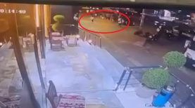 Binanın dış cephe sıvası kaldırıma düştü; kadın ve çocuk son anda kurtuldu
