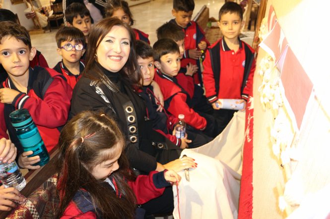 Binlerce el, tek bir bayrak; Isparta’da ilmek ilmek dokunan ay yıldız