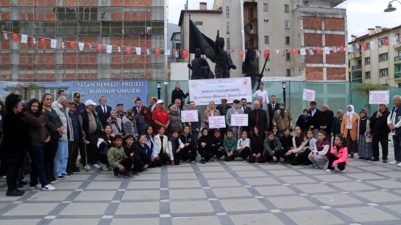 Burdur’da Dünya Yaşlılar Günü yürüyüşü