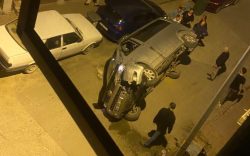 Bursa’da elektrik panosuna çarpıp devrilen minibüsün sürücüsü kaçtı