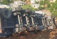 Devrilen TIR’ın sürücüsü yaralandı