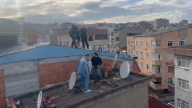 Esenler’de aranan şüpheli kaçmaya çalışırken çatıda yakalandı