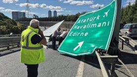 Esenler’de damperi açık hafriyat kamyonu yön tabelalarına çarptı