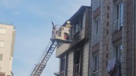 Esenyurt’ta 5 katlı binada yangın; mahsur kalan 5 kişi kurtarıldı