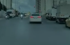 Esenyurt’ta hafif ticari aracın motosiklete çarptığı kaza kamerada