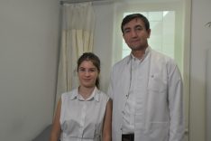 Fazla kaburgası alınan Alisya yeniden piyano çalıyor
