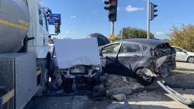 Freni boşaldığı öne sürülen tanker, ışıkta bekleyen 4 otomobile çarptı: 4 yaralı