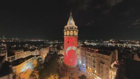 Galata Kulesi, İstanbul’un kurtuluşunun 103’üncü yıl dönümü nedeniyle Türk bayrağıyla ışıklandırıldı