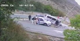 Gümüşhane’de minibüs ile otomobilin çarpıştığı kaza kamerada: 4 yaralı