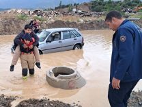 Hatay’da sağanak; otomobilde mahsur kalan öğrencileri itfaiye kurtardı