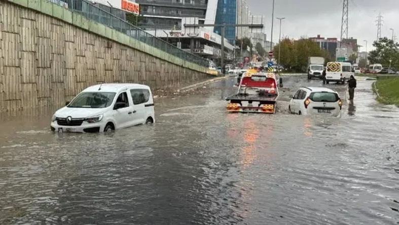 Okullar İstanbul’da Bir Gün Daha Tatil