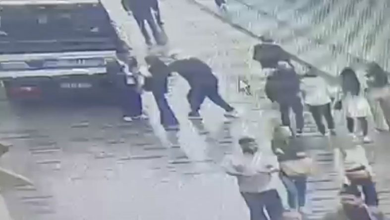 İstiklal Caddesi’nde cep telefonu çalan şüpheli suçüstü yakalandı; kapkaç kamerada