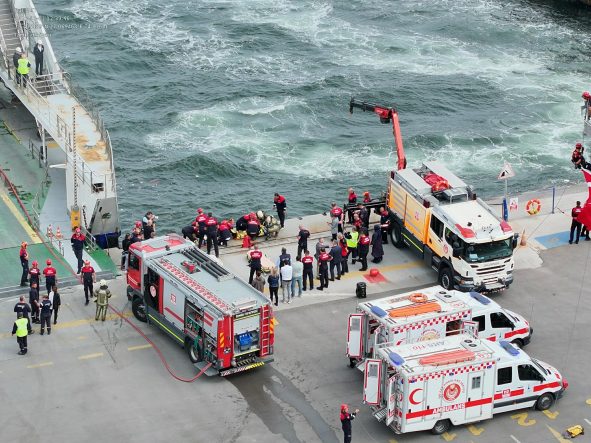 İzmir’de arabalı yolcu gemisinde yangın tatbikatı