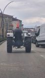 Kafasına taktığı dubayla traktörle trafikte ilerledi