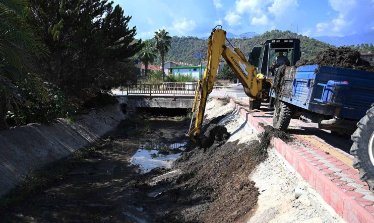 Kemer’de derelerde temizlik çalışmaları