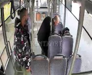 Midibüste epilepsi nöbeti geçiren yolcuya ilk müdahaleyi sürücüler yaptı; o anlar kamerada