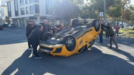 Otomobil ile çarpışan taksi takla attı; 1 yaralı
